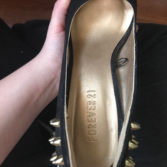 HUGE CLOSET SALE🎉Black platform pumps with spikes - Picture 7 of 8